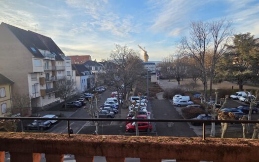 Lumineux appartement de 4 pièces au 2ème etage dans belle maison de caractère