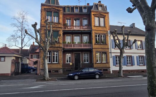 Lumineux appartement de 4 pièces au 2ème etage dans belle maison de caractère